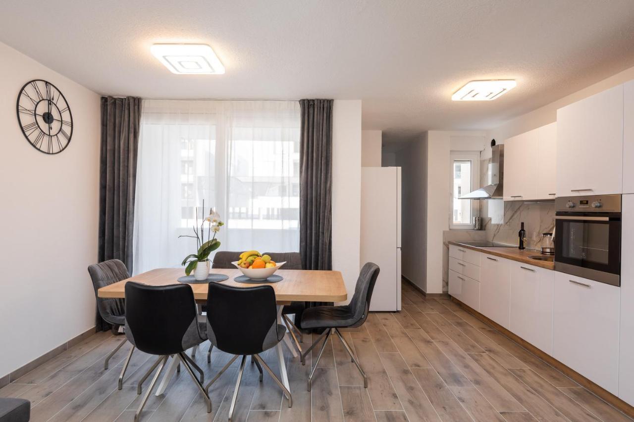 אומיס River Park Apartments מראה חיצוני תמונה